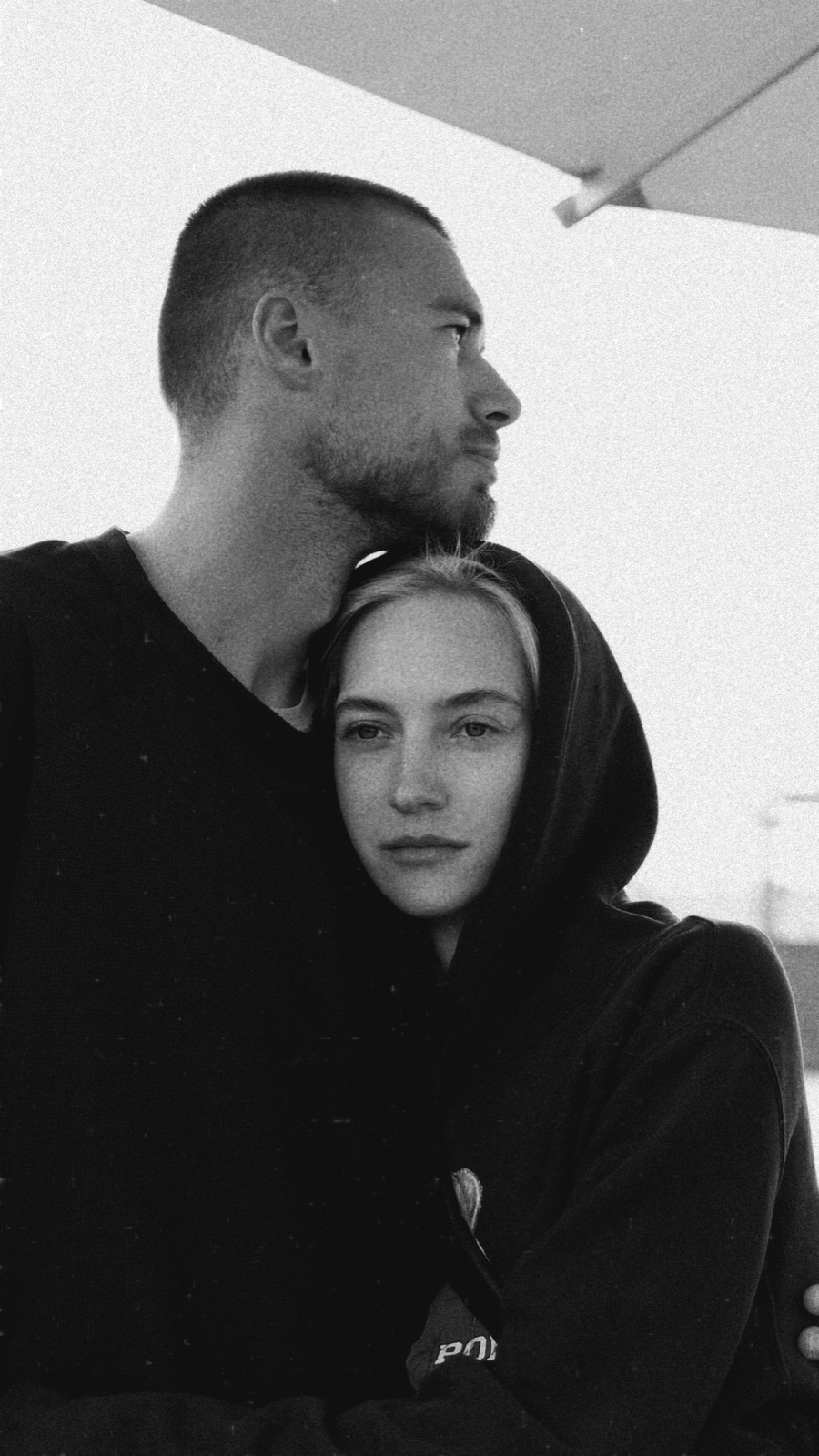 Candid couple embrace, black and white